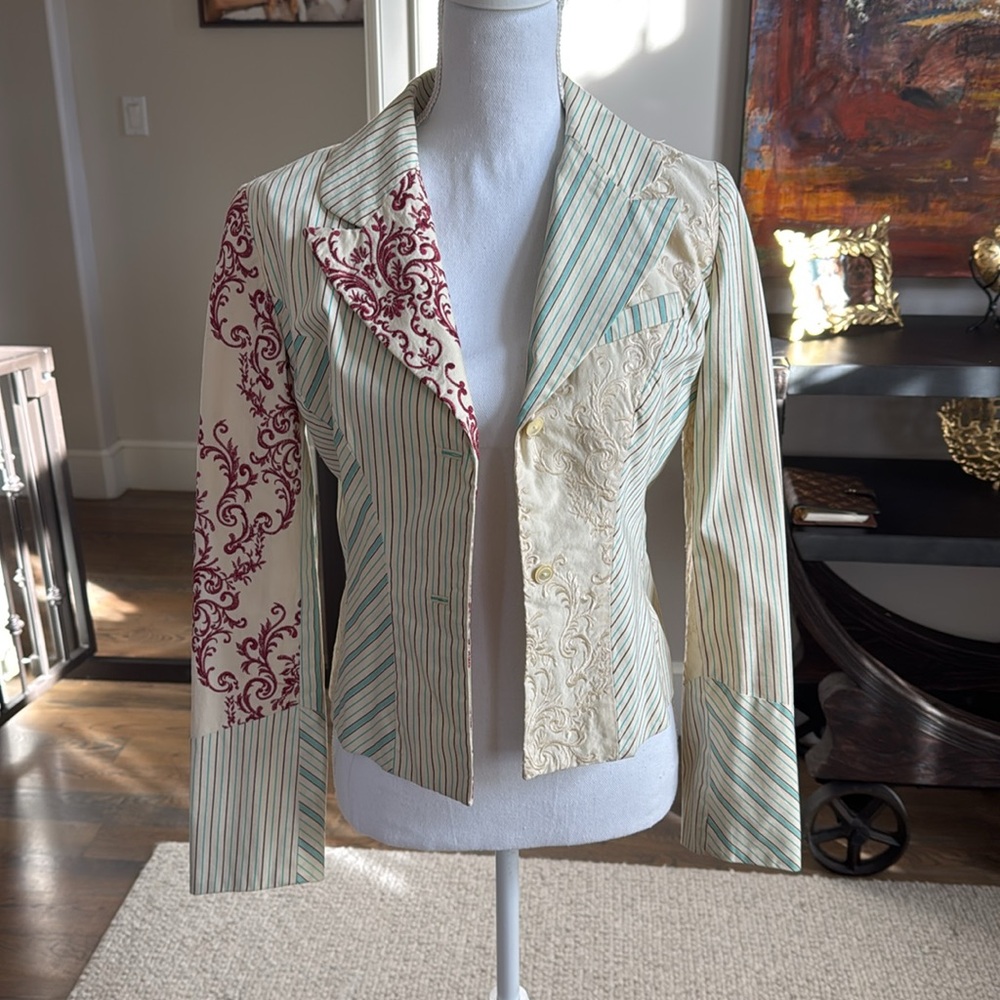 Beautiful embroidered blazer. Size 6. Perfect condition!